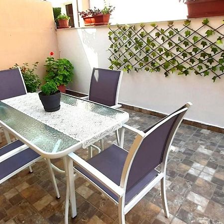 Evelyn Home Limenas  Luaran gambar