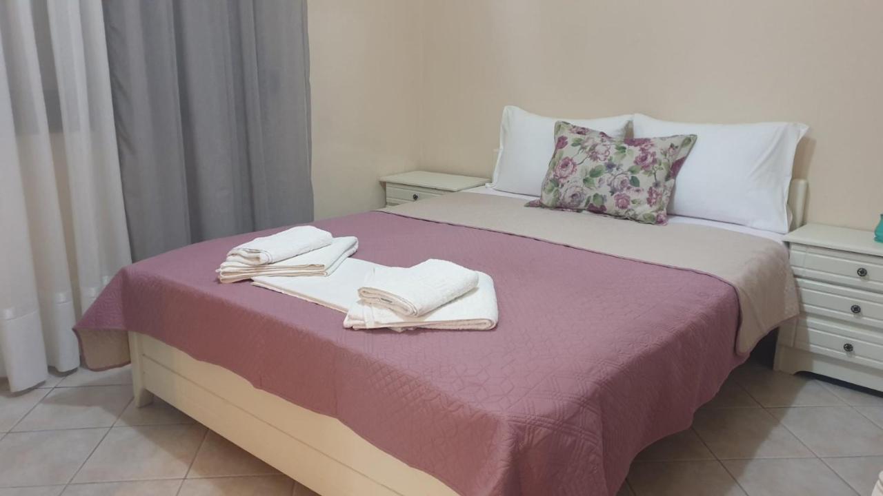 Evelyn Home Limenas  Luaran gambar