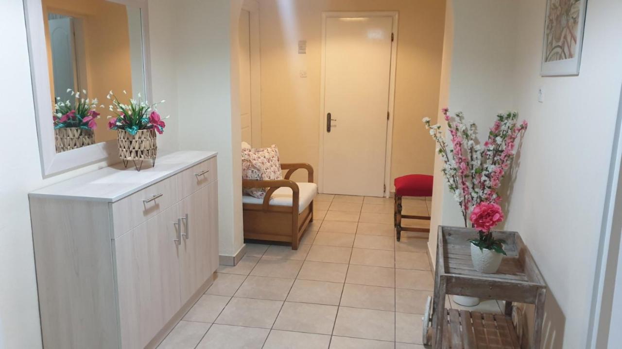 Evelyn Home Limenas  Luaran gambar