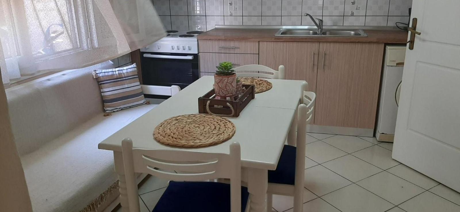 Evelyn Home Limenas  Luaran gambar
